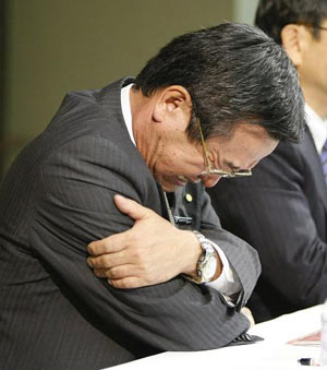 Toyota Motorsport Chairman and Team Principal Tadashi Yamashina cries at a news conference at the company's headquarters in Tokyo November 4, 2009. Toyota Motor announced its withdrawal from Formula One racing after this year. (Xinhua/Reuters Photo) 