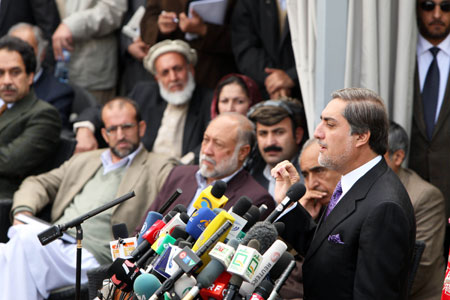 Former Afghan presidential candidate Abdullah Abdullah speaks to the media in Kabul, capital of Afghanistan, Nov. 4, 2009. (Xinhua/Zabi Tamanna)