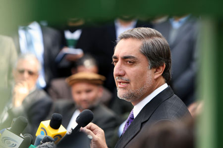 Former Afghan presidential candidate Abdullah Abdullah speaks to the media in Kabul, capital of Afghanistan, Nov. 4, 2009. (Xinhua/Zabi Tamanna)