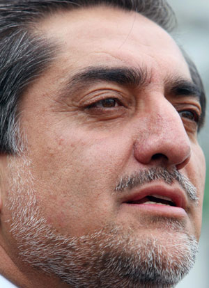 Former Afghan presidential candidate Abdullah Abdullah speaks to the media in Kabul, capital of Afghanistan, Nov. 4, 2009. (Xinhua/Zabi Tamanna)