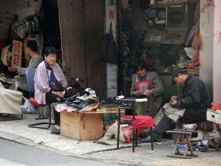 Photo taken by Ren Houshu on Oct. 24, 2009 shows clobberers on Zhongshan Road in Qingdao, a coastal city in east China's Shandong Province. Ren Houshu, a nine-year-old student of 4th grade in Jilin Road Elementary School, liked playing pottery pipe and making silk flower. She always presented her handmade silk flower to friends to share the fruit of labor. She owned a poodle named Amy who seemed like her good company. Learning from books and TV she found many beautiful places around the world which inspired her traveling hobby, and therefore to enjoy fun of recording journeys by camera became her earnestly desire.