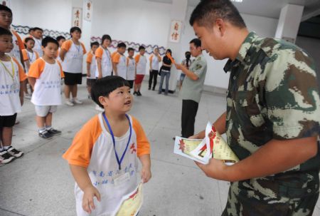 Chen Xiran receives the prize of "Star of Growth" after the weight-reducing summer camp ends in Changsha, capital of central China