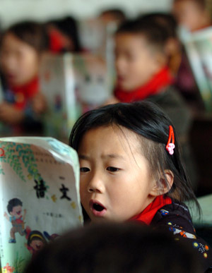 A little girl reads aloud the text during a Chinese lesson at the Jinzhai County's Hope Primary School, in Jinzhai, east China's Anhui Province, Oct. 27, 2009.(Xinhua/Liu Junxi)