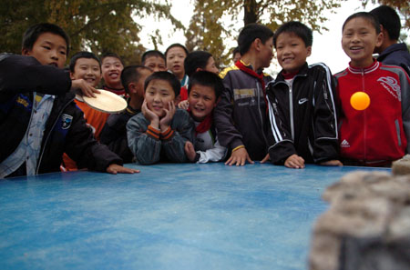 A group of pupils play Ping Pong on a class of physical exercise at the Jinzhai County's Hope Primary School, in Jinzhai, east China's Anhui Province, Oct. 27, 2009.(Xinhua/Liu Junxi)