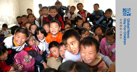 A class of students gather together to show up their happiness at the Jinzhai County's Hope Primary School, in Jinzhai, east China's Anhui Province, Oct. 27, 2009.(Xinhua/Liu Junxi)