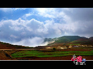 In Yunnan Province of China, there is a fairyland famous for its dazzling red earth. Adorned with colorful plants that change shades in different seasons, it creates a scene that reminds one of a rainbow falling on earth. [Photo by Liu Guoxing]