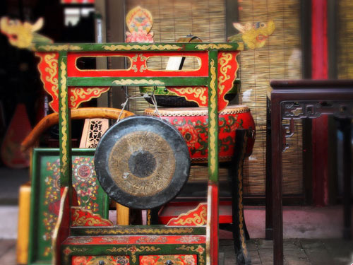 Panjiayuan Market in Beijing was formed in 1992, and now has become an antique art market disseminating the Chinese antique folk culture. Today's Panjiayuan is no longer a simple toponym, but together with the Great Wall and roast duck as the city card of Beijing.[Photo:China.org.cn]