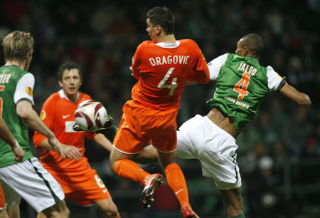 Austria Vienna's Aleksandar Dragovic (L) challenges Werder Bremen's Naldo during their Europa League soccer match in Bremen November 5, 2009. 