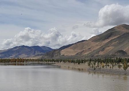 Photo taken on Sept. 2, 2009 shows the wonderful autumn scenery along the high altitude 'Heavenly Road' from Lhasa, capital of Tibet Autonomous Region, to Ngari Prefecture, west Tibet. (Xinhua Photo) 
