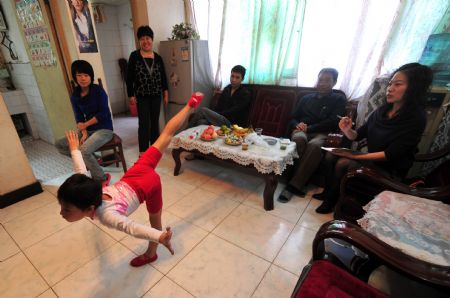 Yang Le, a 6-year-old girl, performs for her family memebers in Xiantao, city of central China's Hubei Province, on Oct. 17, 2009.(Xinhua/Li Xiaoguo)