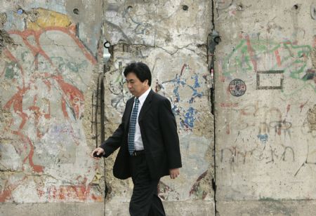 A pedestrian walks past a section of the Berlin Wall displayed at Berlin Plaza in central Seoul November 5, 2009.(Xinhua/Reuters Photo)