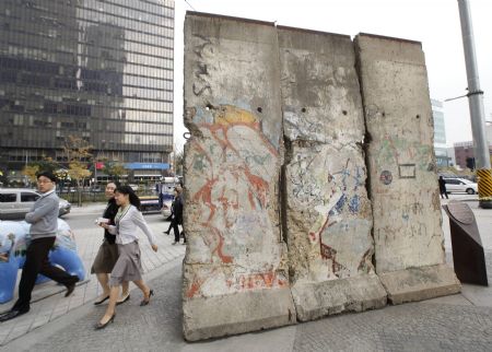 People walk past a section of the Berlin Wall displayed at Berlin Plaza in central Seoul November 5, 2009.(Xinhua/Reuters Photo)