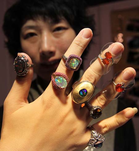 A staff worker shows rings on a jewelry exhibition held at China International Exhibition Center in Beijing, China, Nov. 5, 2009. The 5-day-long 2009 China International Jewelry Exhibition kicked off here on Thursday with about 600 companies from 15 countries and regions on shown. (Xinhua)