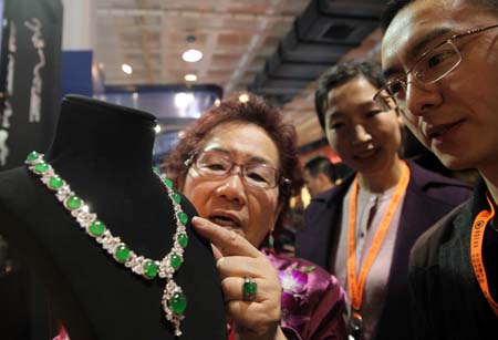 Ouyang Qiumei, an expert on jade articles, introduces a jade necklace on a jewelry exhibition held at China International Exhibition Center in Beijing, China, Nov. 5, 2009. The 5-day-long 2009 China International Jewelry Exhibition kicked off here on Thursday with about 600 companies from 15 countries and regions on shown. (Xinhua)