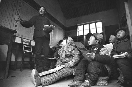 Qi Tiansuo (L), teaches 7 students of preschool classes in Anzi village, Tuanjie town, Shunping County, north China's Hebei Province, March, 1996. In total 1,830 children in Shunping County have regained their opportunities to go to school in 6 years since the Hope Project started in 1989.(Xinhua Photo)