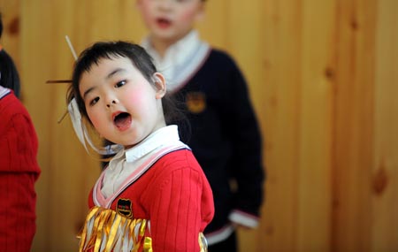 Song Xinyi performs in kindergarten in Chengdu, capital city of southwest China's Sichuan Province, on Oct. 26, 2009. 