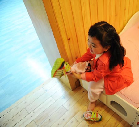 Song Xinyi takes off her shoes for a nap in Chengdu, capital city of southwest China's Sichuan Province, on Oct. 27, 2009.