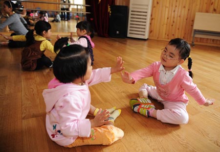 Song Xinyi takes a dancing class in kindergarten in Chengdu, capital city of southwest China's Sichuan Province, on Oct. 27, 2009. 