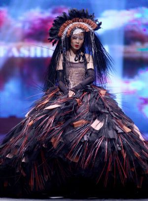 Model Wang Min displays the creation of Chinese designer Qi Gang during the ongoing China Fashion Week in Beijing, capital of China, Nov. 5, 2009. (Xinhua/Chen Jianli) 