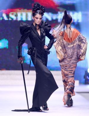 Super model Mo Wandan (L) displays the creation of Chinese designer Qi Gang during the ongoing China Fashion Week in Beijing, capital of China, Nov. 5, 2009. (Xinhua/Chen Jianli) 