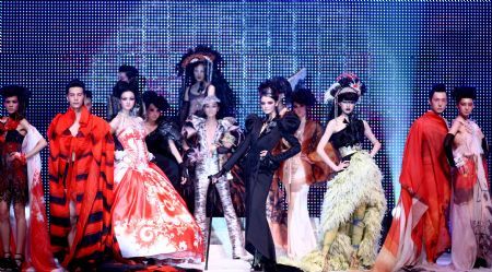 Models display the creations of Chinese designer Qi Gang during the ongoing China Fashion Week in Beijing, capital of China, Nov. 5, 2009. (Xinhua/Chen Jianli) 