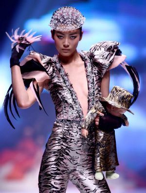 Model Liu Wen displays the creation of Chinese designer Qi Gang during the ongoing China Fashion Week in Beijing, capital of China, Nov. 5, 2009. (Xinhua/Chen Jianli)