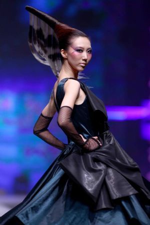 Model Liu Duo displays the creation of Chinese designer Qi Gang during the ongoing China Fashion Week in Beijing, capital of China, Nov. 5, 2009. (Xinhua/Chen Jianli)