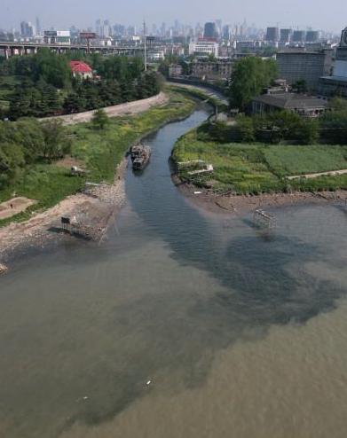 Polluted water flows into the Yangtze River from a stream in Jiangsu Province, China.[File picture]