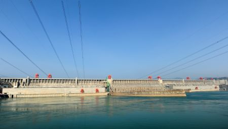 Photo taken on Oct. 28, 2009 shows a panoramic scene of the Three Gorges Reservoir Dam on Yangtze River, in Yichang, central China's Hubei Province. [Zheng Jiayu/Xinhua]
