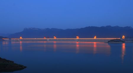 Photo taken on Oct. 28, 2009 shows the dam of Three Gorges Reservoir on Yangtze River in illumination, in Yichang, central China's Hubei Province. [Xinhua]