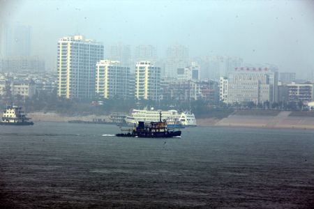 A sail route-clearing vessel operates along the Yichang section of the Three Gorges Reservoir on Yangtze River, in Yichang, central China's Hubei Province, Oct. 28, 2009. [Wen Zhenxiao/Xinhua]