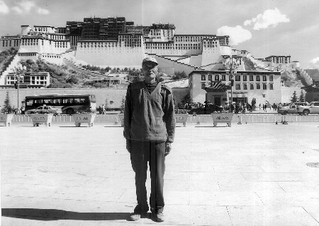 Hu Fushou, a retired teacher from a middle school in Weifang City, in east China's Shangdong Province, poses for a photo in front of the Potala Palace in Lhasa, capital of southwest China's Tibet Autonomous Region.[Xinhua/qlwb.com.cn] 