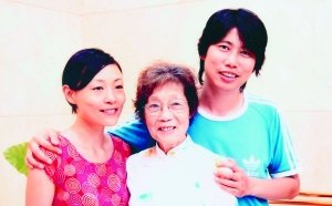 A file photo of singer Chen Lin, her mother and current husband Zhang Chaofeng.