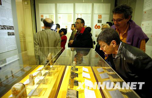 Visitors at Li Lanqing's seal-cutting exhibition on October 9 in Paris, France. 