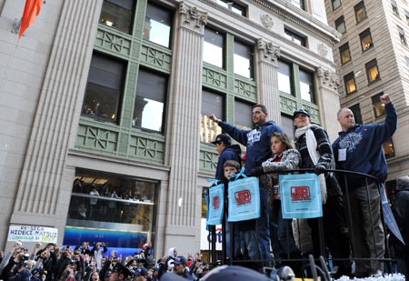 New York Yankees wave to the crowd during a parade in New York, the United States, Nov. 6, 2009. The Yankees defeated Philadelphia Philles and won the champion in the 2009 Major League Baseball World Series. (Xinhua/Shen Hong)