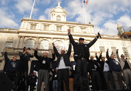 A celebration for the New York Yankees is held at City Hall in New York, the United States, Nov. 6, 2009. The Yankees defeated Philadelphia Philles and won the champion in the 2009 Major League Baseball World Series. (Xinhua/Shen Hong)