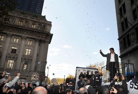 Hideki Matsui of the New York Yankees waves to the crowd during a parade in New York, the United States, Nov. 6, 2009. The Yankees defeated Philadelphia Philles and won the champion in the 2009 Major League Baseball World Series. (Xinhua/Shen Hong)