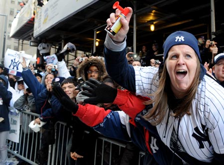 New York Yankees fans cheer for their team during a parade in New York, the United States, Nov. 6, 2009. The Yankees defeated Philadelphia Philles and won the champion in the 2009 Major League Baseball World Series. (Xinhua/Shen Hong)