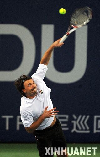 Third on court, Croatian Goran Ivanisevic squared off against his idol, American John McEnroe, whom he defeated 7-6(11), 6-3.