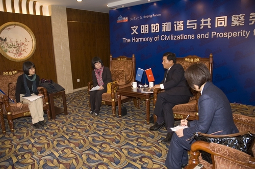 Some 300 scholars, mostly of economics and other social sciences, from home and abroad gathered in Beijing Friday to push for actions to achieve harmony in addressing global challenges such as development imbalances. [qianlong.com]