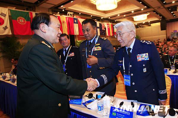 Defense Minister Liang Guanglie is meeing officers of foreign air force.