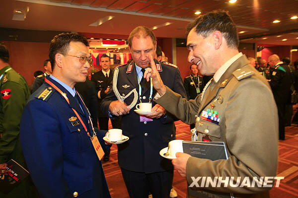 At the forum on Nov.6, officers of China Air Force are having friendly conversation with foreign air force officials.