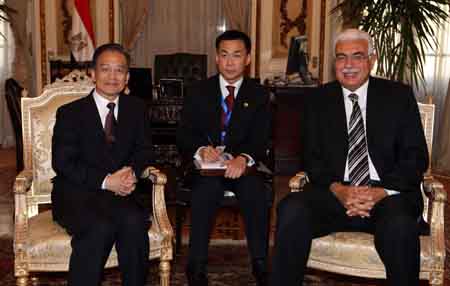 Chinese Premier Wen Jiabao (1st L) meets with his Egyptian counterpart Ahmed Nazef (1st R) in Cairo, Egypt, Nov. 7, 2009. 