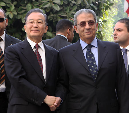 Chinese Premier Wen Jiabao (L) meets with Arab League Secretary General Amr Moussa at the headquarters of the Arab League in downtown Cairo Nov. 7, 2009. 