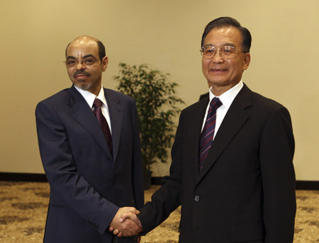 Chinese Premier Wen Jiabao (R) meets with Ethiopian Prime Minister Meles Zenawi in Sharm el-Sheikh, Egypt, on Nov. 7, 2009. 