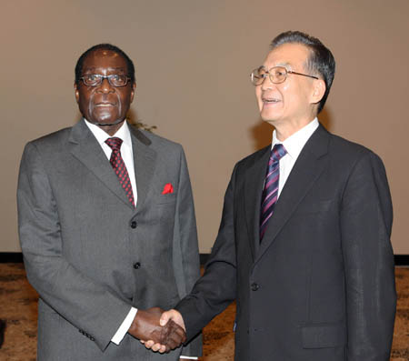 Chinese Premier Wen Jiabao (R) meets with Zimbabwean President Robert Mugabe in Sharm el-Sheikh, Egypt, on Nov. 7, 2009. 