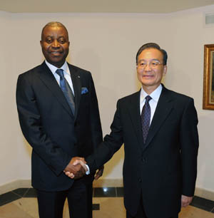 Chinese Premier Wen Jiabao (R) meets with Adolphe Muzito, prime minister of the Democratic Republic of Congo, in Sharm el-Sheikh, Egypt, on Nov. 7, 2009.