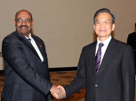 Chinese Premier Wen Jiabao (R) meets with Sudanese President Omer al- Bashir in Sharm el-Sheikh, Egypt, on Nov. 7, 2009. 