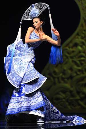 A model presents a creation at the 'Rosestudio' GUO Pei High Class Fashion Show 2010 during the China Fashion Week in Beijing, capital of China, Nov. 6, 2009. 