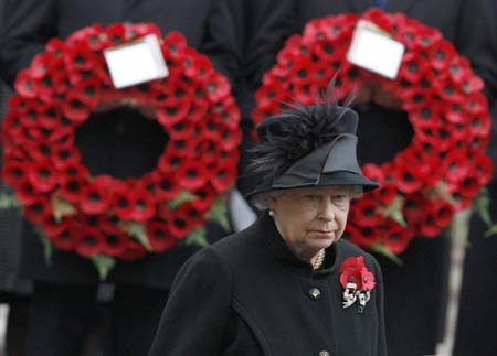 Britain's Queen Elizabeth attends the annual Remembrance Sunday ceremony at the Cenotaph in Whitehall, in central London November 8, 2009. [Xinhua/Reuters]